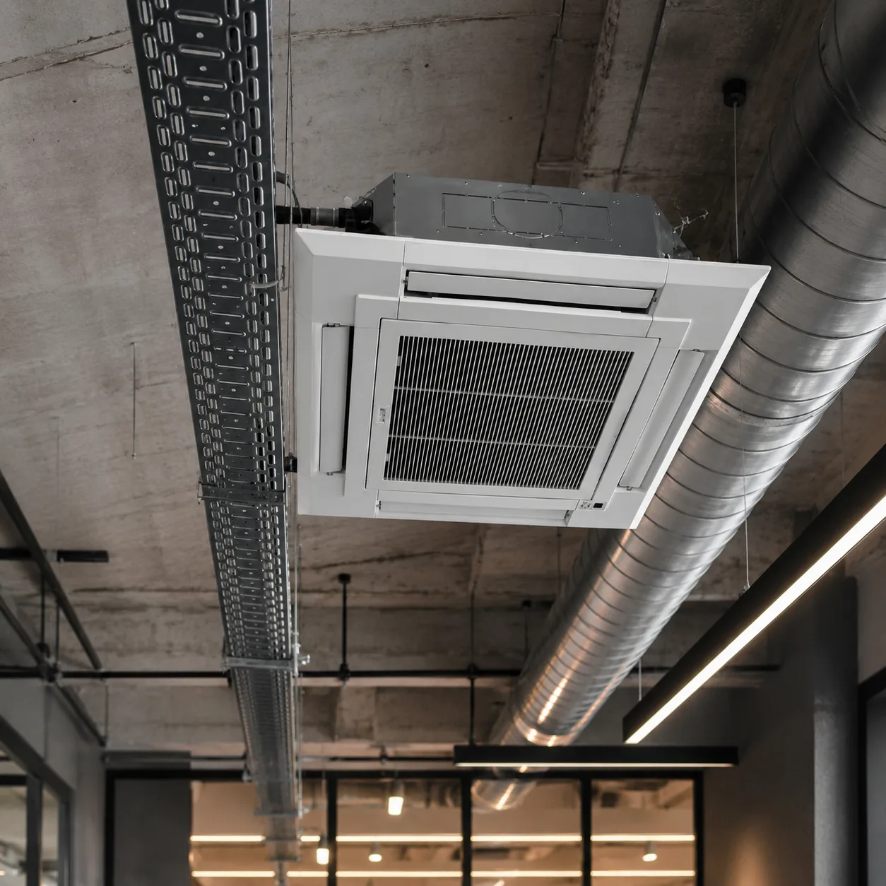 Cassette de climatisation de plafond dans un local tertiaire à Brignais